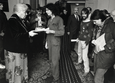 401880 Afbeelding van leden van een aktiegroep tegen de aanleg van Rijksweg 27 door het landgoed Amelisweerd bij ...